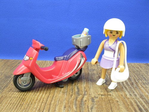 Strand girl mit - mit, motorroller